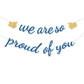 Bannière pailletée bleue We Are So Proud Of You avec décorations de pouces en or - Icônes De Pouce Et Slogan / Bleu Et Or