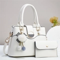 Détail d'un ensemble sac à main et portefeuille blancs avec boucles dorées et breloque - Blanc Cassé