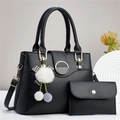 Détail du lot de sacs à main noirs en cuir grainé avec boucles dorées et pompon décoratif - Noir