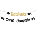 Bannière Level Complete à paillettes noires et dorées avec chapeau de diplômé - Or Bachelor Noir Level Complete