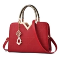 Bolso de mano estructurado rojo oscuro con relieve geométrico y elegantes asas trenzadas - Burdeos