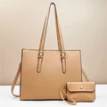 Dettaglio del set borsa tote in pelle kaki con borsellino coordinato e texture a grana - Set Borsa Tote E Pochette / Giallo zenzero