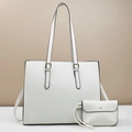 Detalle del conjunto de bolsos beige con textura granulada y herrajes dorados elegantes - Juego de Bolso Tote Y Bolsa / Blanco