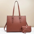 Dettaglio della grande borsa shopper marrone e pochette coordinata con texture a grana litchi - Set Borsa Tote E Pochette / Marrone