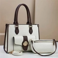 Dreiteiliges Shopper-Set mit Krokodilprägung und goldenem Emblem-Detailansicht - Cremeweiß