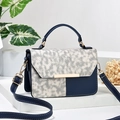 Borsa a tracolla intrecciata bianca e blu con manico superiore e dettagli in oro - 21x7x13cm / Blu