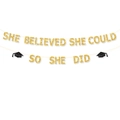 She Believed She Could So She Did Abschlussbanner mit funkelndem goldfarbenem Glitzer - Blockschrift Zitat + Schwarzer Doktorhut / Gold