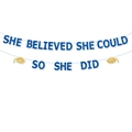 Blaues Glitzer-Abschlussbanner She Believed She Could So She Did mit goldener Dekoration - Blockschrift Zitat + Goldener Doktorhut / Blau