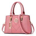 Modische handtasche in altrosa mit V-stich-design und goldfarbenen metallteilen - Rosa