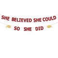 Rote Glitzer-Girlande 'She Believed She Could So She Did' mit goldenen Doktorhüten - Blockschrift Zitat + Goldener Doktorhut / Rot