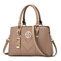 Khaki Handtasche aus Kieselleder mit Webstruktur und goldenen Metalldetails - Khaki