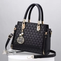 Bolso de mano negro para mujer con relieve geométrico y detalle de colgante de trébol - Negro