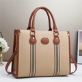 Elegante beige Tragetasche aus strukturiertem Leder mit braunem Besatz und Streifen - Khaki