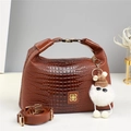 Bolso pequeño tipo almohada marrón con relieve de cocodrilo y colgante de peluche suave - Amarillo Tierra