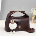 Mini borsa a bauletto marrone scuro con trama a coccodrillo, fibbia dorata e ciondolo - caffè