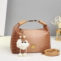 Dettaglio borsa marrone a trama coccodrillo con logo dorato e ciondolo di peluche - Cachi