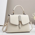 Elegante borsa a mano in pelle crema con tracolla vista da un'angolazione di 45 gradi - Bianco Sporco