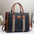 Schwarze Tote Bag mit Kieselstruktur, braunem Lederbesatz und gestreiften Riemen - Schwarz
