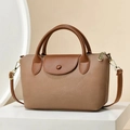 Borsa a tracolla in pelle marrone con manico e hardware dorato su superficie bianca - Cachi