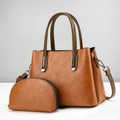 Détail d'un grand sac fourre-tout en similicuir caramel avec pochette et boucles argentées - Jaune Terre