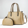 Détail d'un ensemble de sacs kaki en similicuir avec texture froissée et ferrures argentées - Khaki