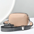 Detailansicht der beigen Umhängetasche aus PU-Leder mit drei Reißverschlüssen und Textur - 23cmx8cmx14cm / Khaki