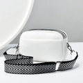 Weiße Umhängetasche mit drei Reißverschlüssen und breitem gewebtem Chevron-Schultergurt - 23cmx8cmx14cm / Weiß