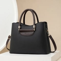 Elegante zwart-bruine handtas van generfd leer met goudkleurige metalen hardware accenten - Zwart