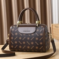 Sac Boston marron avec motif MQCKDE et bandoulière amovible en tissu pour femme - café