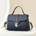 Borsa a mano classica in pelle blu navy con cinturini marroni e fibbia argento su piedistallo - Blu