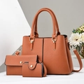 Detailansicht der braunen PU-Lederhandtasche mit Kieselstruktur und goldenen Elementen - Erdgelb