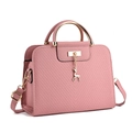 Dettaglio borsa a tracolla rosa con manico tondo dorato e ciondolo a cervo - Stile Pendaglio Cervo / 26cm x 10cm x 18cm / Rosa chiaro