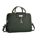 Dettaglio borsa a mano verde scuro in pelle martellata con ciondolo a cervo - Stile Pendaglio Cervo / 26cm x 10cm x 18cm / Verde