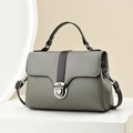 Borsa a mano grigia in pelle con manici marroni e chiusura argento su supporto espositivo - Grigio