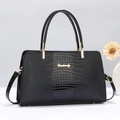 Sac à main noir à motif crocodile brillant avec bandoulière et détails dorés - Grand / Noir