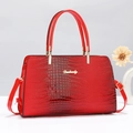 Sac à main élégant rouge vif effet crocodile avec logo doré et doubles poignées - Grand / Rouge