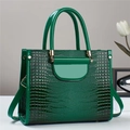 Borsa a mano verde smeraldo con motivo a coccodrillo, finitura lucida e dettagli oro - L27xP13xA22cm / Verde