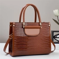 Gros plan sur la texture crocodile marron d'un sac à main en cuir verni brillant - L27xL13xH22cm / Jaune Terre