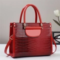 Dettaglio borsa rossa in pelle verniciata a coccodrillo con finiture in metallo oro - L27xP13xA22cm / Rosso Vino