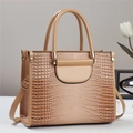 Détail de la texture crocodile sur un sac à main chic pour femme de couleur marron - L27xL13xH22cm / Khaki