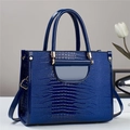 Sac à main bleu royal à motif crocodile structuré avec bandoulière et deux poignées - L27xL13xH22cm / Bleu