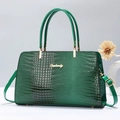 Sac à main vert foncé à motif crocodile avec logo doré et bandoulière amovible - Grand / Vert