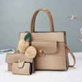 Vue détaillée du set de sacs 3-en-1 or champagne avec texture croco et pendentifs - Kaki