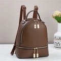 Detail eines braunen Lederrucksacks mit Goldbeschlägen und separatem Reißverschlussfach - 24x12x29cm / Kaffeebraun