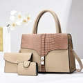 Detailansicht des 3-teiligen Taschensets mit beigem Narbenleder und brauner Krokoprägung - Handtasche/Clutch/Kartenhalter / Khaki