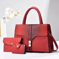 Rotes dreiteiliges Damen-Handtaschen-Set mit Krokodilprägung und goldenen Metalldetails - Handtasche/Clutch/Kartenhalter / Weinrot