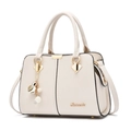 Sac à main élégant en cuir crème avec détails dorés et pompon pour femmes - Blanc