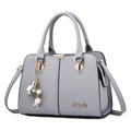 Sac à main gris en cuir grainé avec pendentif perle et détails métalliques dorés - Gris clair
