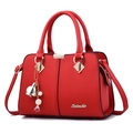 Sac à main classique en cuir rouge pour femme avec texture litchi et élégant pendentif fleur - Rouge
