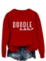 Détail du sweat rouge à col rond avec texte DOODLE MOM et short en jean vieilli - S / Rouge (Police Blanche)